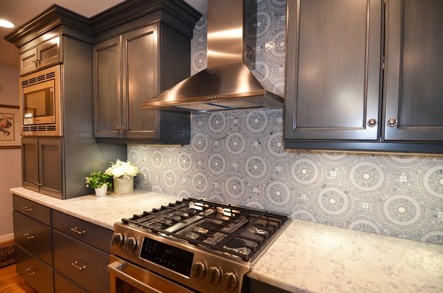 A light shade of grey-blue complements the dark grey cabinets wonderfully.