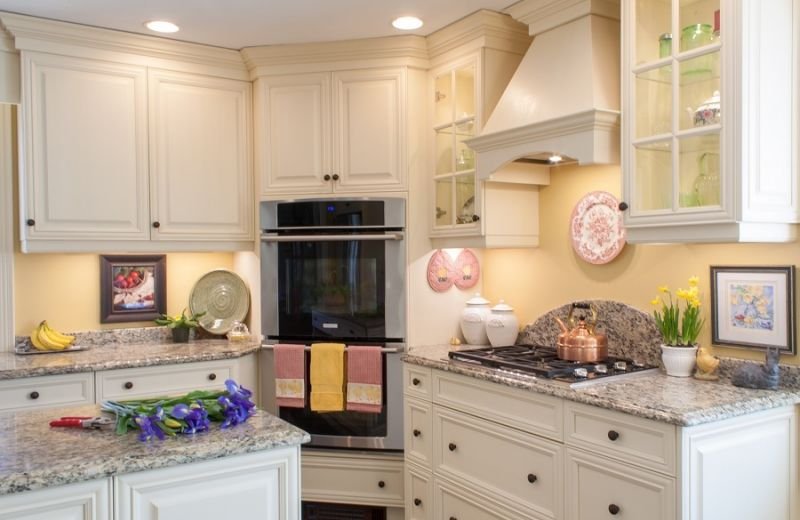 When paired with a soft cream coloured yellow, white kitchens can evoke a lovely even cozy cottage feel.